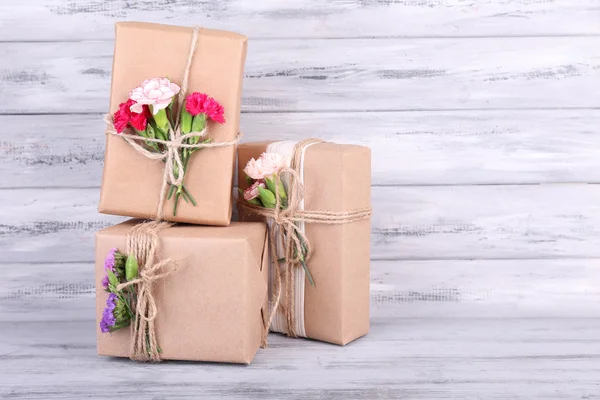 Prachtige geschenken met bloemen — Stockfoto