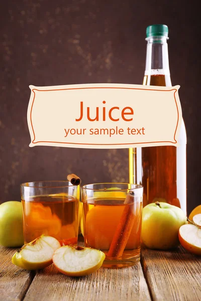 Bottle of apple vinegar with fresh apples on wooden table — Stock Photo, Image