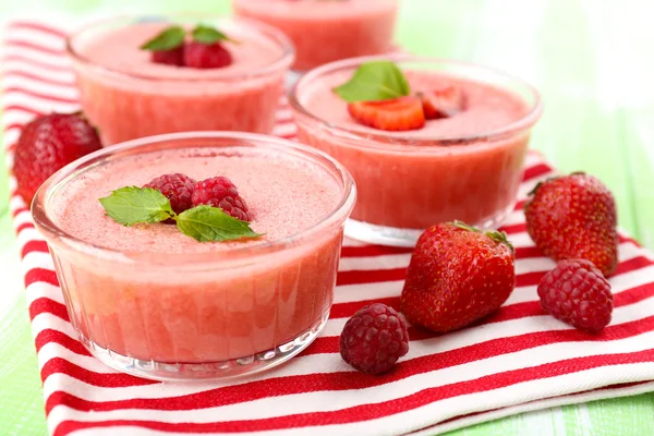 Mousse delicioase de fructe de padure in boluri pe masa aproape — Fotografie, imagine de stoc