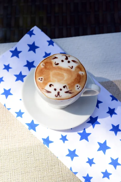 Xícara de café com desenho bonito na mesa, close-up — Fotografia de Stock