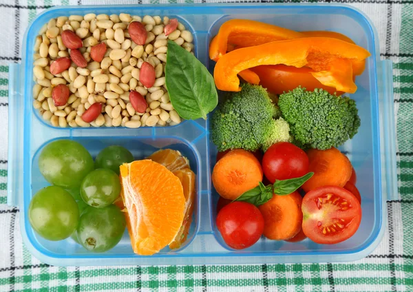 Leckeres vegetarisches Essen in Plastikbox auf grünem Holztisch — Stockfoto