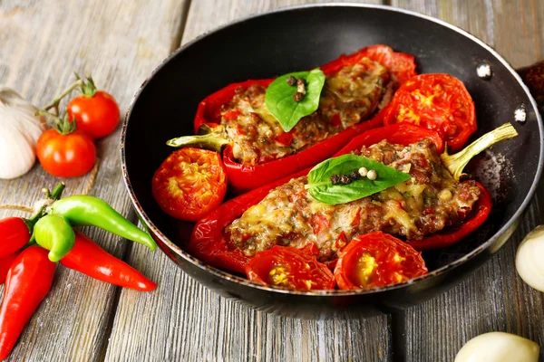 Fylld peppar med kött och grönsaker — Stockfoto