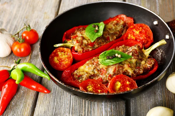 Stuffed pepper with meat and vegetables — Stock Photo, Image