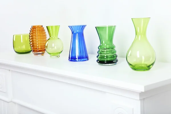 Bunte Vasen auf weißem Tisch, Nahaufnahme — Stockfoto