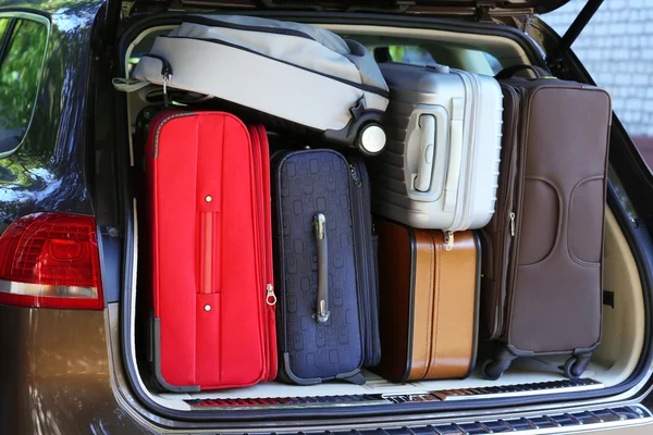 Maletas y bolsas en maletero de coche listas para salir de vacaciones — Foto de Stock