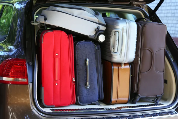 Suitcases and bags in trunk of car ready to depart for holidays — Stock Photo, Image