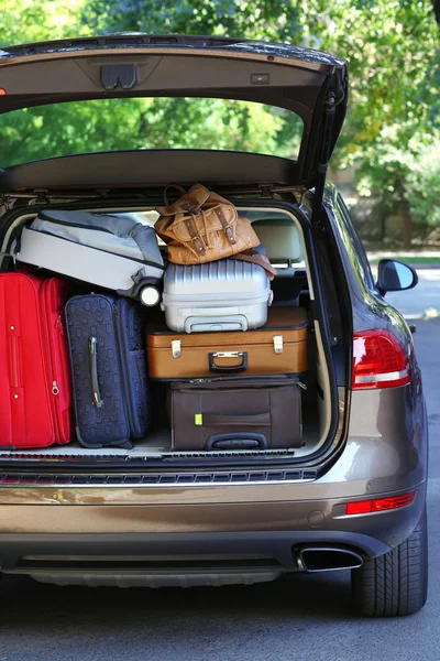 Malas e bolsas no porta-malas do carro pronto para partir para férias — Fotografia de Stock