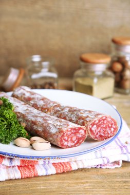 Ahşap arka plan üzerinde plaka üzerinde İtalyan salamı