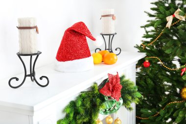 Noel ağacının yanında şömine