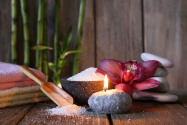 Spa ahşap duvar arka plan üzerinde ahşap yüzeyde ayarla