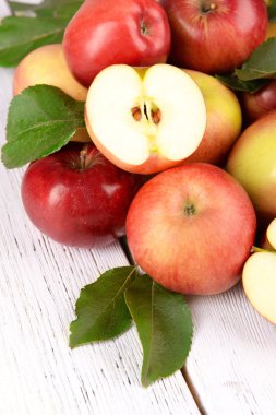 Tahta arka planda olgun kırmızı elmalar