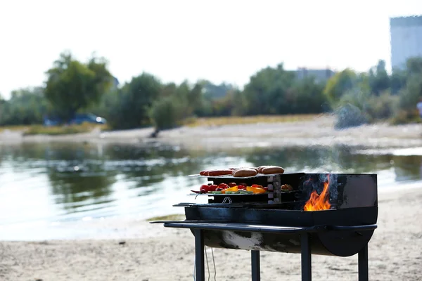 Korv och grönsaker på grill grill, utomhus — Stockfoto