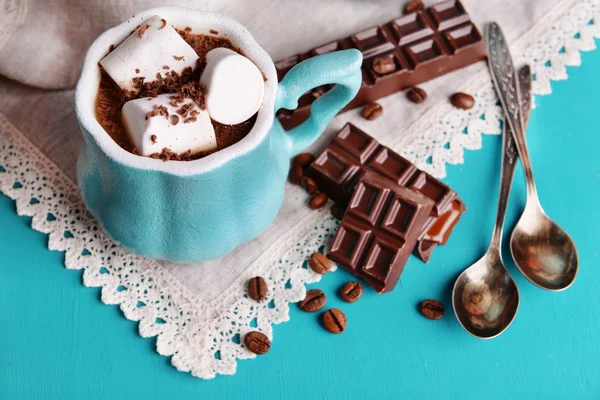 Kopje koffie met marshmallow en chocolade op houten tafel — Stockfoto