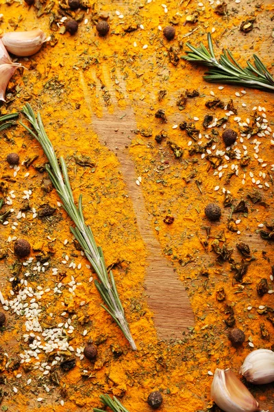 Especiarias na mesa com silhueta de garfo, close-up — Fotografia de Stock