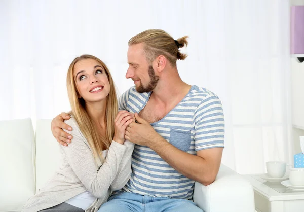 Joven pareja feliz después de la sesión de terapia con el psicólogo familiar — Foto de Stock