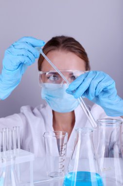 Laboratuvarda tıbbi test yapmak laboratuvar asistanı