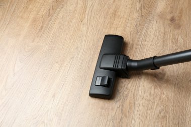 Elektrikli süpürge parke üzerinde
