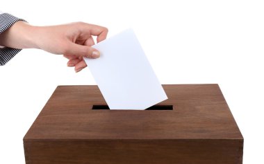 İnsan eli beyaz izole posta kutusunda zarf ekleme