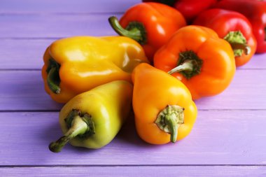 ahşap zemin üzerine biber