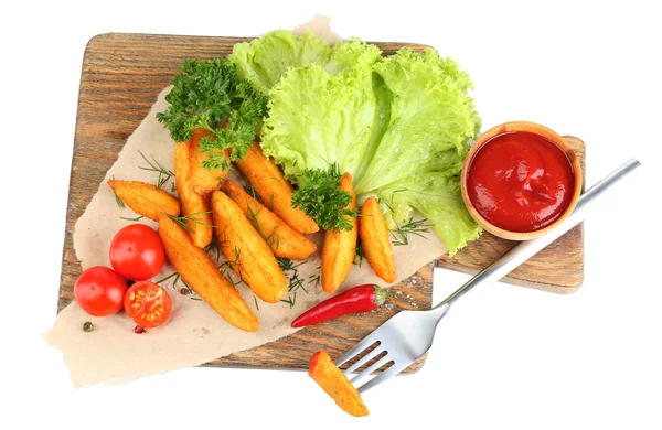 Hausgemachte Bratkartoffeln auf hölzernem Schneidebrett isoliert auf weiß — Stockfoto