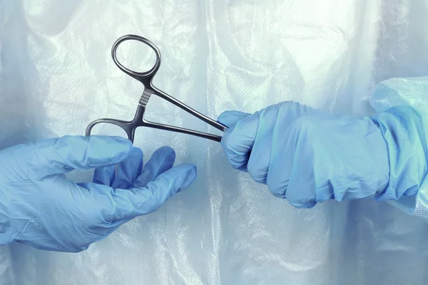 Kirurgens händer som håller medicinska instrument närbild — Stockfoto