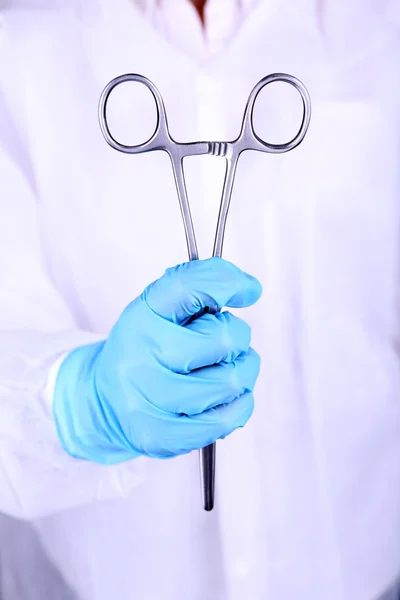 Surgeon's hand holding clip closeup — Stock Photo, Image