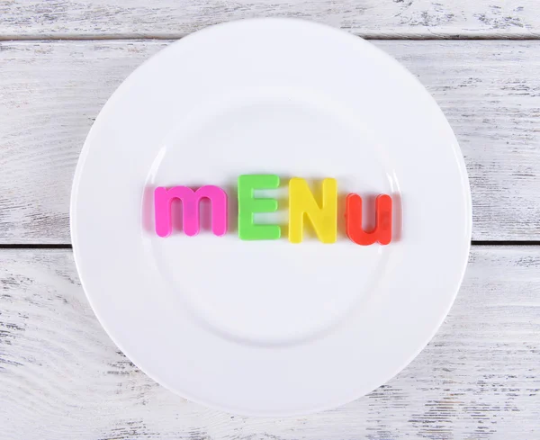 Menú de inscripción en el plato en primer plano de la mesa — Foto de Stock