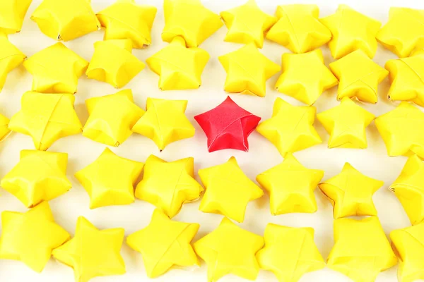 Conceito de individualidade. Origami estrelas grupo, close-up — Fotografia de Stock