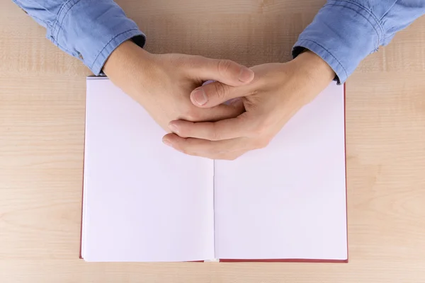 Mannen lezen leeg open boek op houten tafel achtergrond — Stockfoto