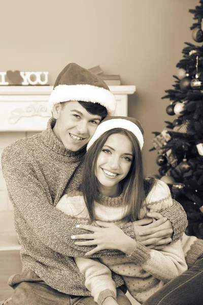 Bonita pareja de amor cerca del árbol de Navidad. Mujer y hombre celebrando la Navidad —  Fotos de Stock