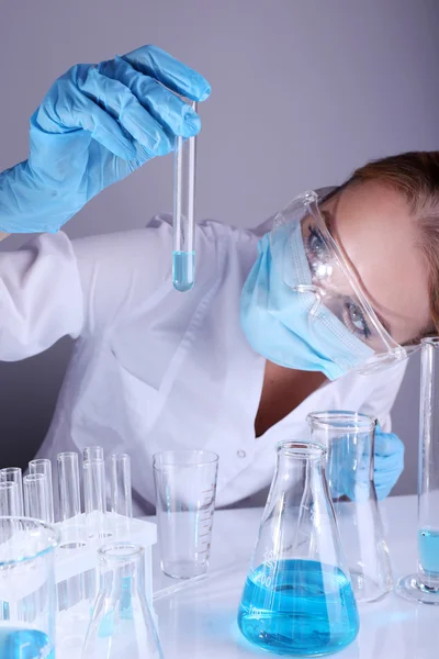 Assistente de laboratório fazendo teste médico em laboratório — Fotografia de Stock