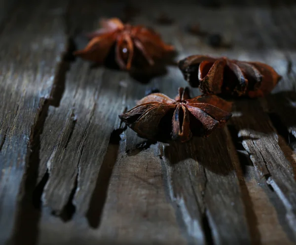 Kaneel op donker hout — Stockfoto