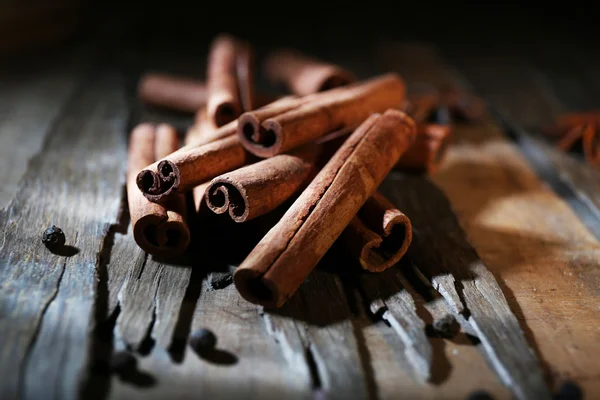 Cannella su legno scuro — Foto Stock