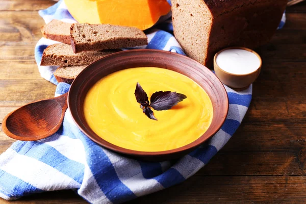 Sopa de calabaza en plato de color — Foto de Stock