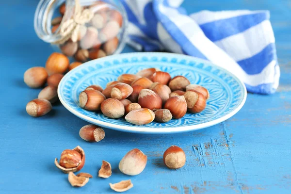 Mavi plaka üzerinde fındık