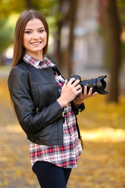 Bella giovane fotografia scattare foto all'aperto nel parco — Foto Stock