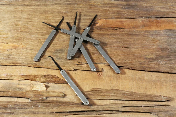 Lock picks op houten tafel — Stockfoto