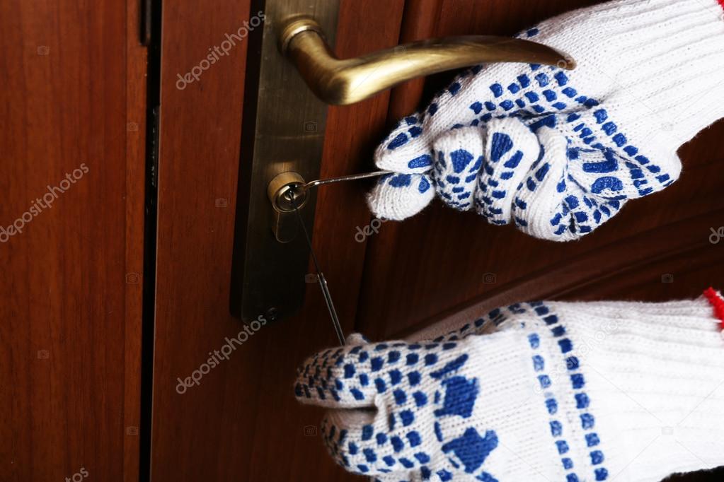 thief Picking lock