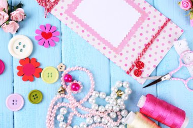 Scrapbooking craft malzemeleri renk ahşap zemin üzerinde