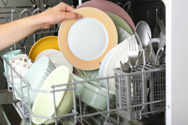 Temiz mutfak eşyaları ile açık bulaşık makinesi