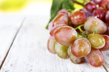 doğal zemin üzerine ahşap masa üzerinde olgunlaşmış üzüm demet