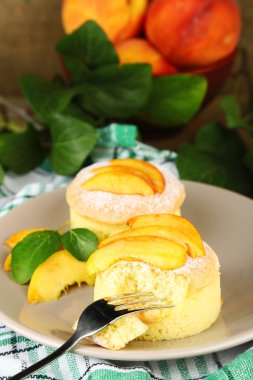 Tablo taze şeftali ile lezzetli mini kek