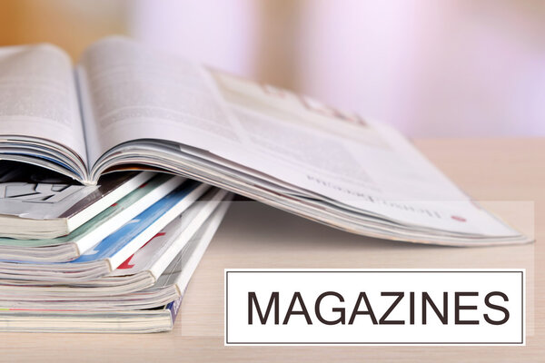 Журналы на деревянном столе
