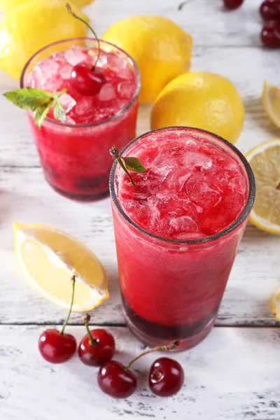 Cóctel de cereza con menta, hielo y limón — Foto de Stock