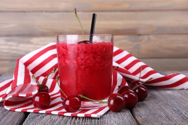 Kirschcocktail mit Minze, Eis und Zitrone — Stockfoto