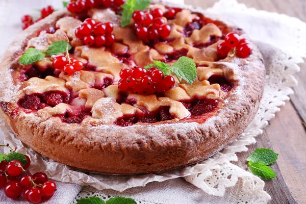 Gâteau savoureux avec des baies sur la table close-up — Photo