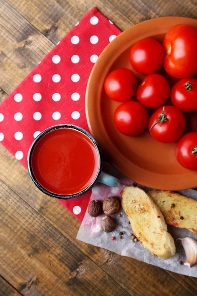 Zelfgemaakte tomatensap in kleur mok — Stockfoto