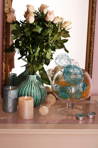 Krásná váza s růžemi — Stock fotografie