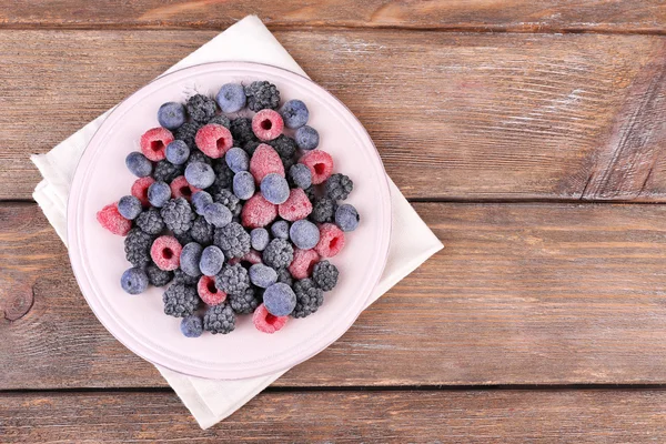 Ледяные ягоды на тарелке — стоковое фото