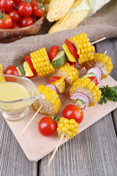 Légumes tranchés sur les pics — Photo